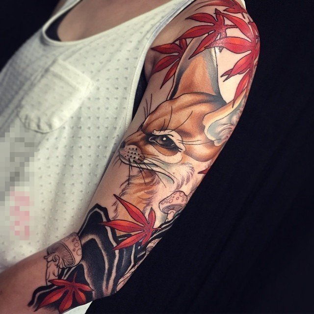 点击大图看下一张：女生手臂上彩绘水彩可爱狐狸和唯美枫叶纹身图片
