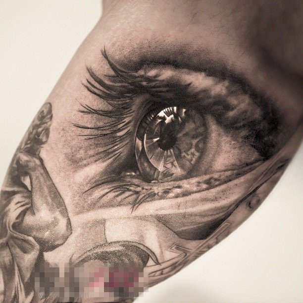 点击大图看下一张：女生手臂上黑灰素描创意唯美精致眼睛纹身图片