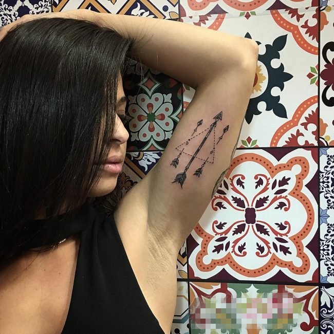 点击大图看下一张：女生手臂上黑色线条几何元素箭纹身图片