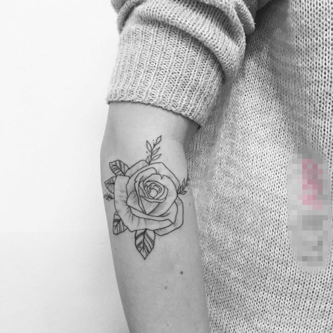 点击大图看下一张：女生手臂上黑色线条素描创意唯美玫瑰纹身图片