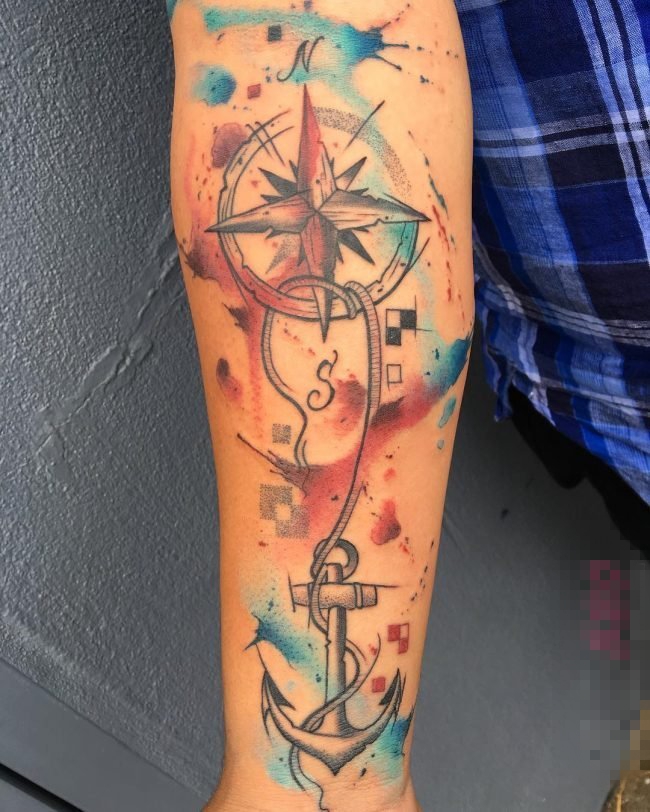 点击大图看下一张：男生手臂上彩绘泼墨指南针和船锚纹身图片