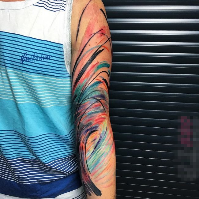 点击大图看下一张：男生手臂上彩绘水彩抽象线条创意纹身图片
