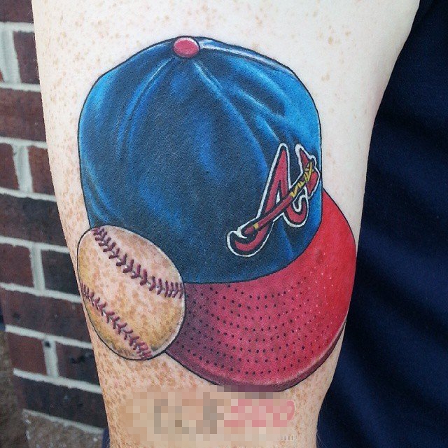 点击大图看下一张：男生手臂上彩绘水彩创意棒球元素帽子纹身图片