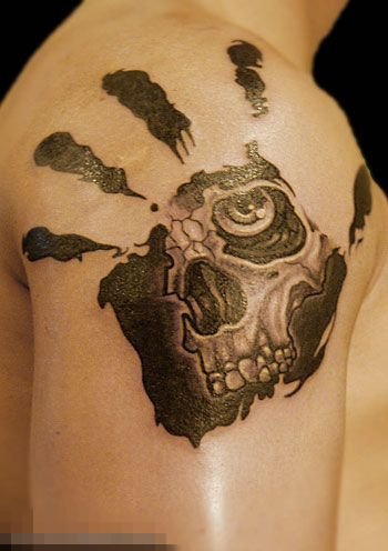 点击大图看下一张：男生手臂上黑灰素描创意手掌骷髅纹身图片