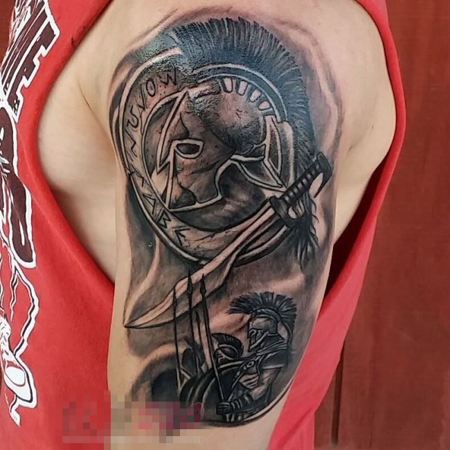 点击大图看下一张：男生手臂上黑灰素描点刺技巧创意斯巴达纹身图片