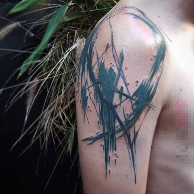 点击大图看下一张：男生手臂上黑色抽象线条个性纹身图片