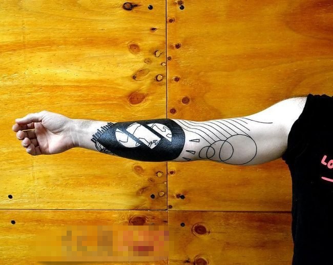 点击大图看下一张：男生手臂上黑色几何元素简单线条纹身图片