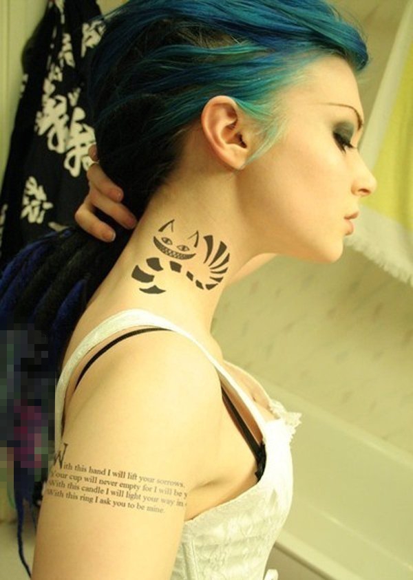 点击大图看下一张：女生脖子上黑色线条创意可爱猫咪纹身图片