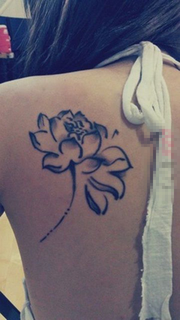 点击大图看下一张：女生后背上黑色水墨抽象线条植物睡莲花纹身图片