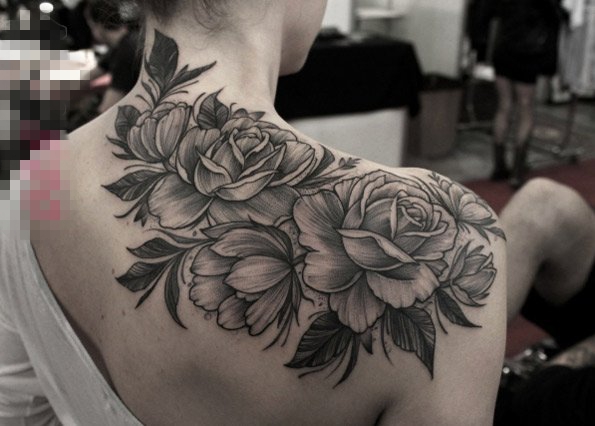 点击大图看下一张：女生肩膀上黑灰素描创意唯美玫瑰纹身图片
