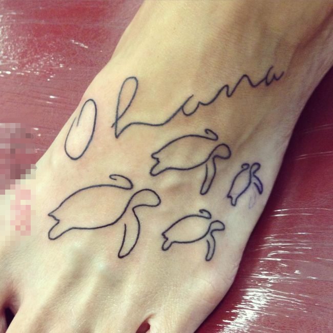 点击大图看下一张：女生脚背上黑色抽象线条小动物乌龟纹身图片