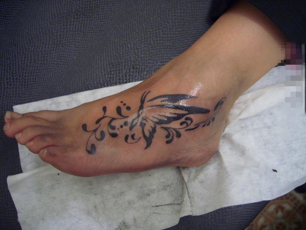 点击大图看下一张：女生脚背上黑色线条创意唯美蝴蝶纹身图片