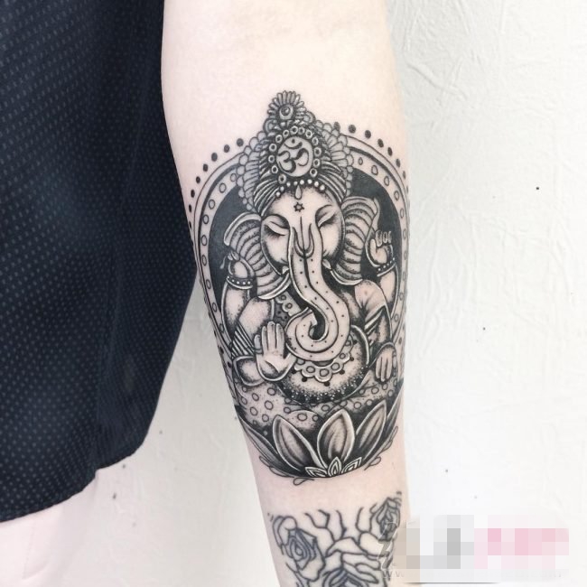 点击大图看下一张：女生手臂上黑灰素描创意印第安风格花纹大象纹身图片