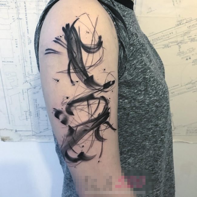 点击大图看下一张：女生手臂上黑色点刺水墨小动物鲤鱼纹身图片