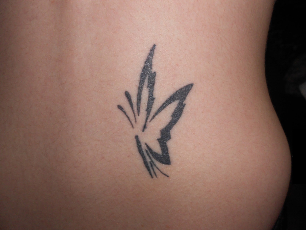点击大图看下一张：女生腰上黑色线条创意唯美蝴蝶纹身图片