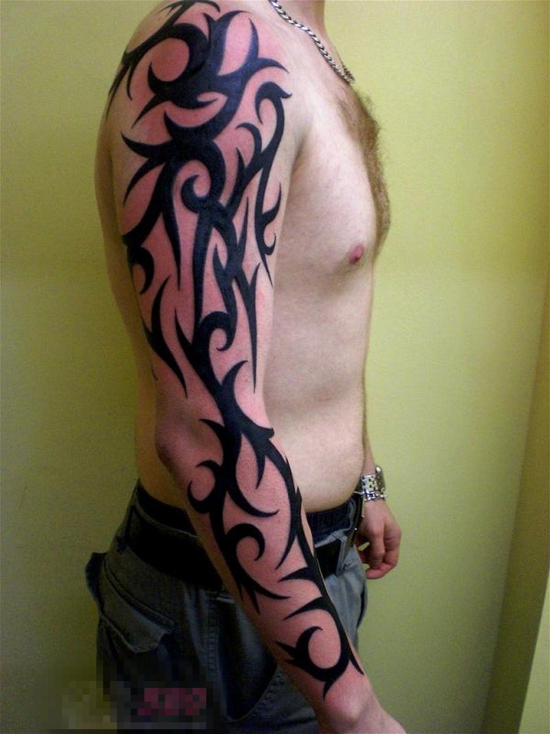 点击大图看下一张：男生手臂上黑色线条创意图腾花臂纹身图片