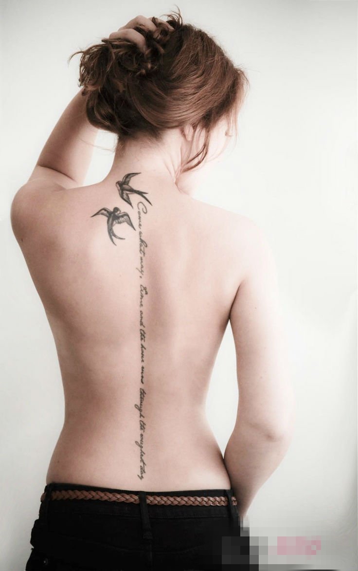 点击大图看下一张：女生背部黑灰素描创意花体英文和燕子脊椎纹身图片