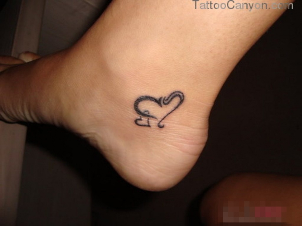 点击大图看下一张：女生脚踝上黑色线条创意文艺心形纹身图片