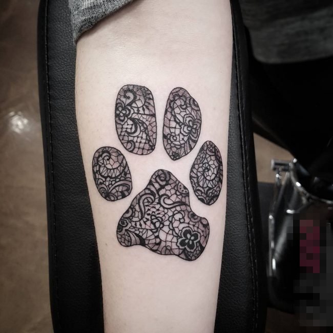 点击大图看下一张：女生手臂上黑色线条素描蕾丝元素可爱狗爪纹身图片