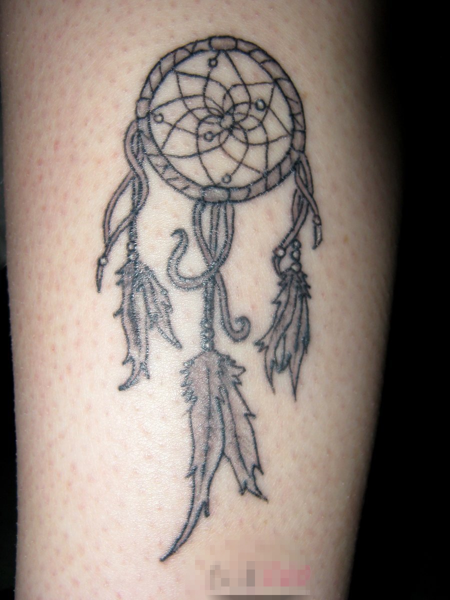 点击大图看下一张：女生小腿上黑灰素描文艺捕梦网纹身图片