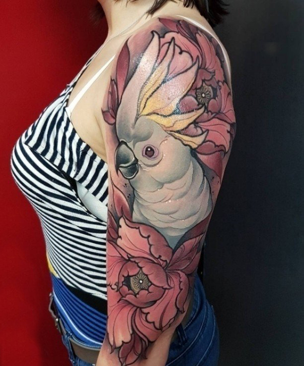 点击大图看下一张：女生手臂上彩绘文艺花朵和小动物鹦鹉纹身图片