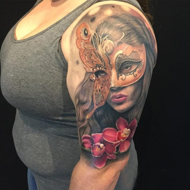 点击大图看下一张：女生手臂上彩绘植物花朵和面具人物肖像纹身图片