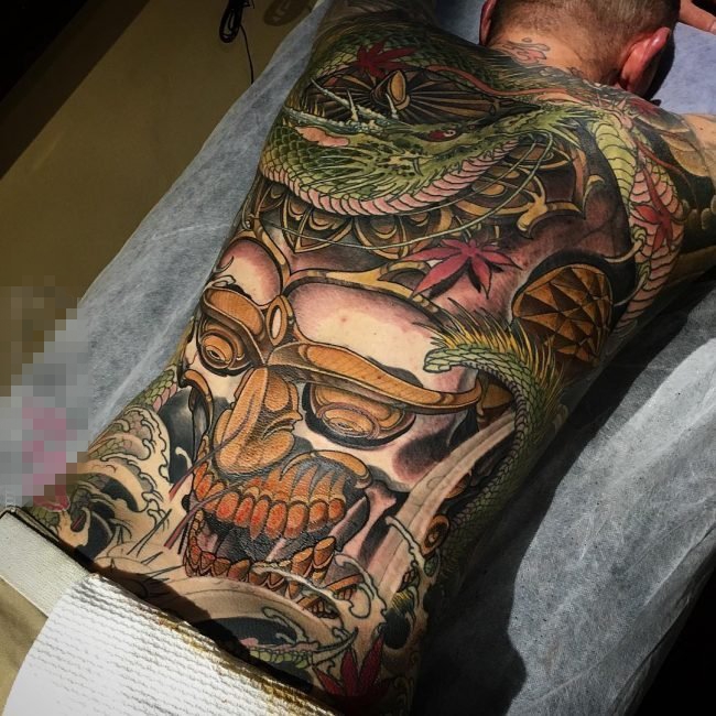 点击大图看下一张：男生背部彩绘素描创意日本黑帮经典大面积满背纹身图片