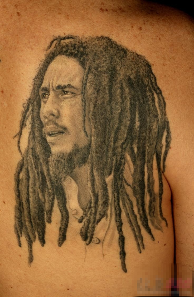 点击大图看下一张：男生背部黑灰素描创意抽象人物纹身图片