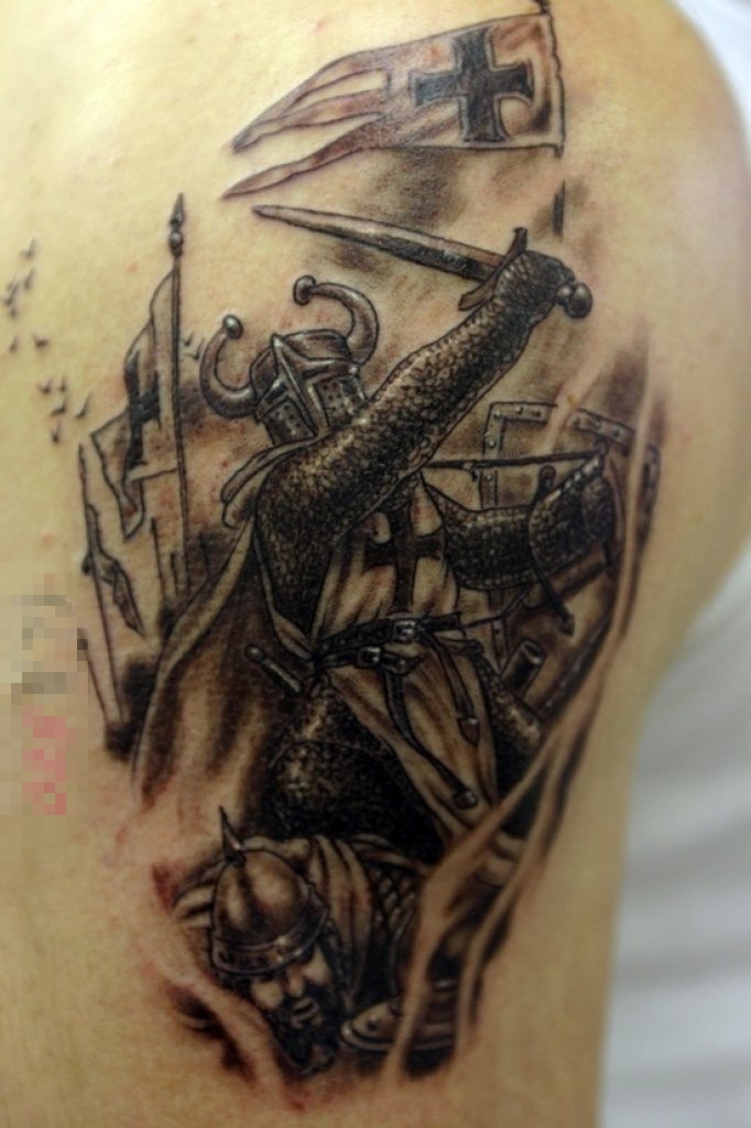 点击大图看下一张：男生后背上黑灰色点刺技巧战士人物纹身图片