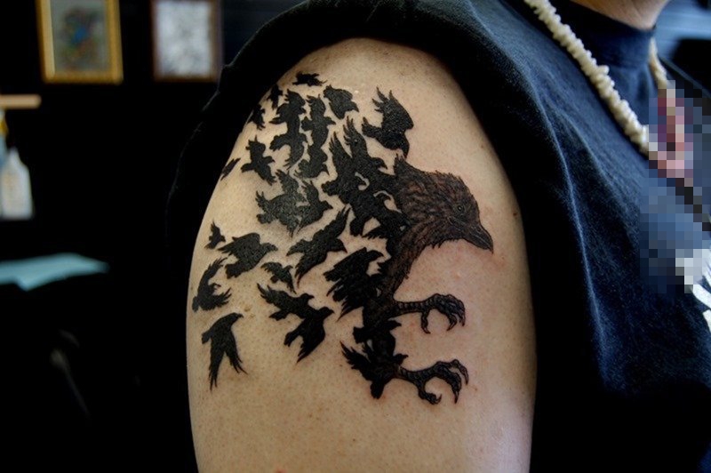 点击大图看下一张：男生手臂上黑灰素描创意老鹰纹身图片