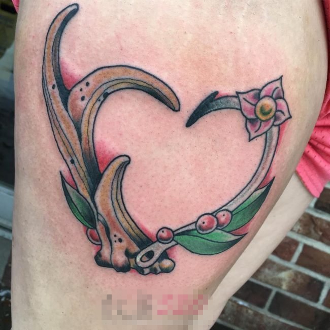 点击大图看下一张：女生大腿上彩绘素描创意唯美花朵纹身图片