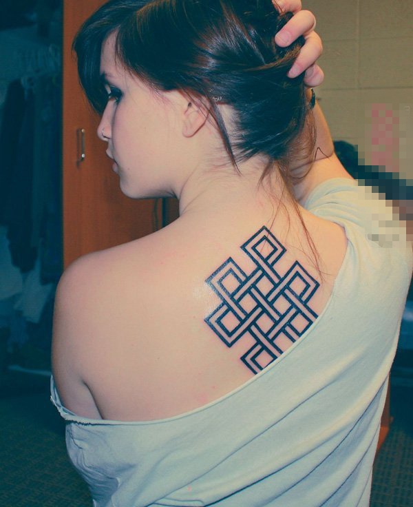 点击大图看下一张：女生后背黑色简约线条创意几何图形纹身图片