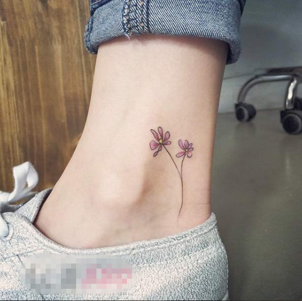 点击大图看下一张：女生脚踝上彩绘唯美清新花朵纹身图片