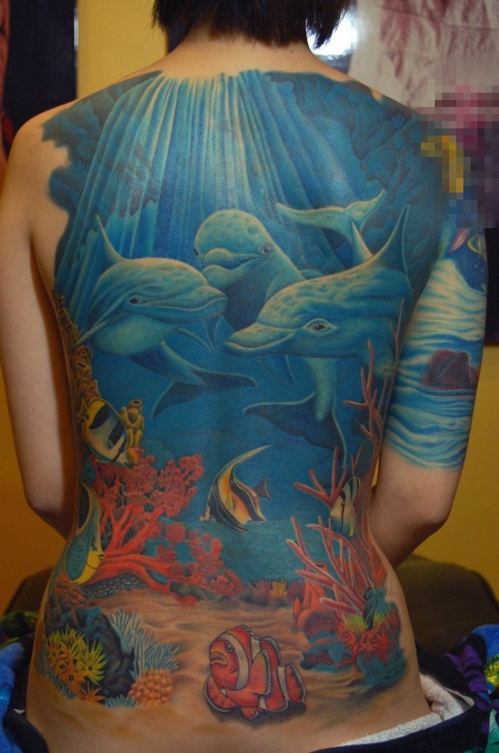 点击大图看下一张：女生满背彩绘清新海底海豚与热带鱼纹身图片