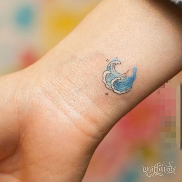 点击大图看下一张：女生手臂上彩绘创意清新微型浪花纹身图片