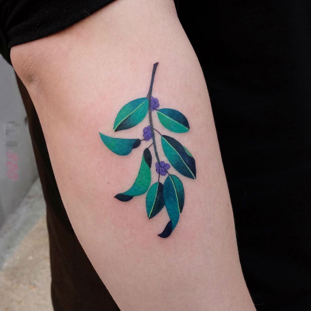 点击大图看下一张：女生手臂上彩绘清新唯美植物纹身图片
