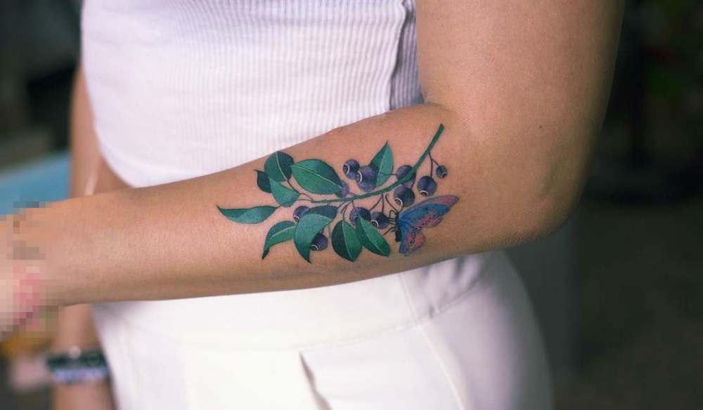 点击大图看下一张：女生手臂上彩绘清新植物与蝴蝶纹身图片