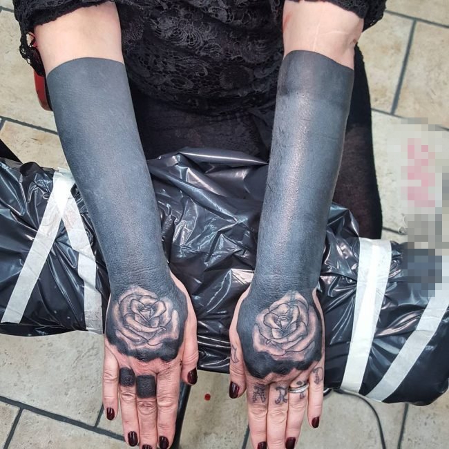 点击大图看下一张：女生手臂上创意黑色人造墨水唯美花朵纹身手稿图片