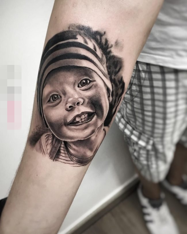 点击大图看下一张：女生手臂上黑灰色素描技巧肖像纹身图片