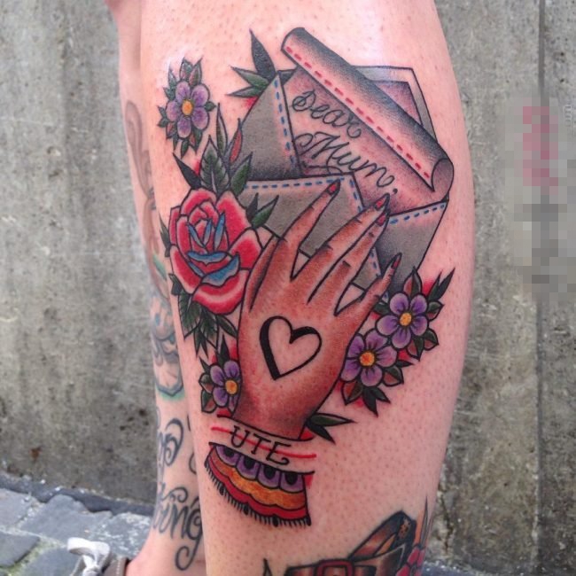 点击大图看下一张：女生腿上彩绘创意手掌与信件纹身图片
