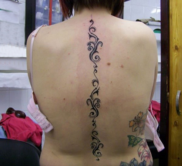 点击大图看下一张：多款关于后背上彩绘个性线条创意脊柱纹身图案