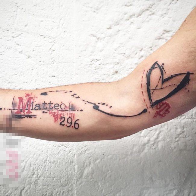 点击大图看下一张：男生手臂上彩绘几何线条英文单词和数字纹身图片