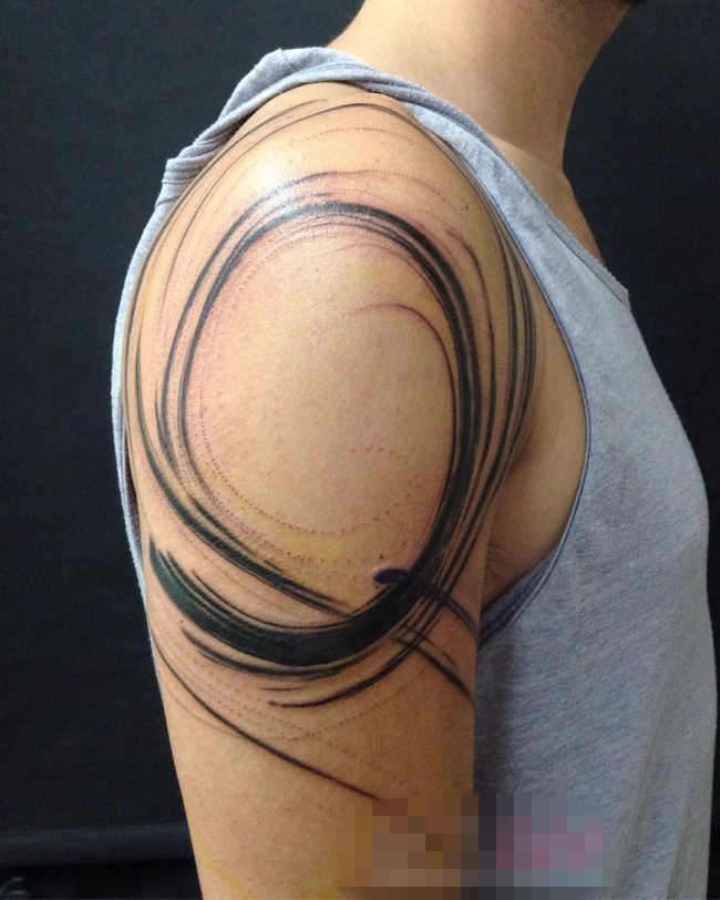 点击大图看下一张：男生手臂上黑色抽象线条几何圆形创意纹身图片