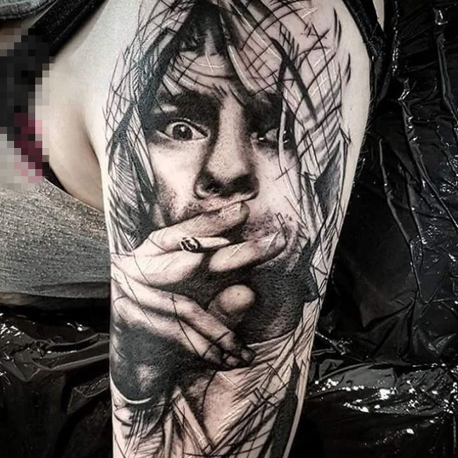 点击大图看下一张：男生手臂上黑色点刺抽象线条人物肖像纹身图片