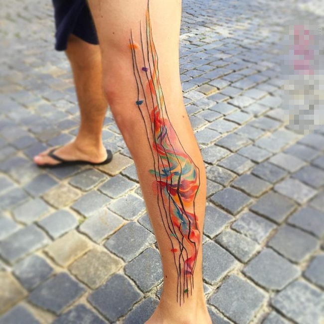 点击大图看下一张：男生小腿上彩绘抽象线条创意纹身图片