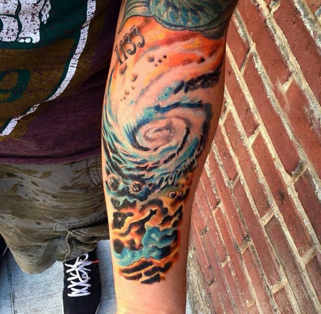 点击大图看下一张：男生手臂上彩绘素描创意星球元素纹身图片
