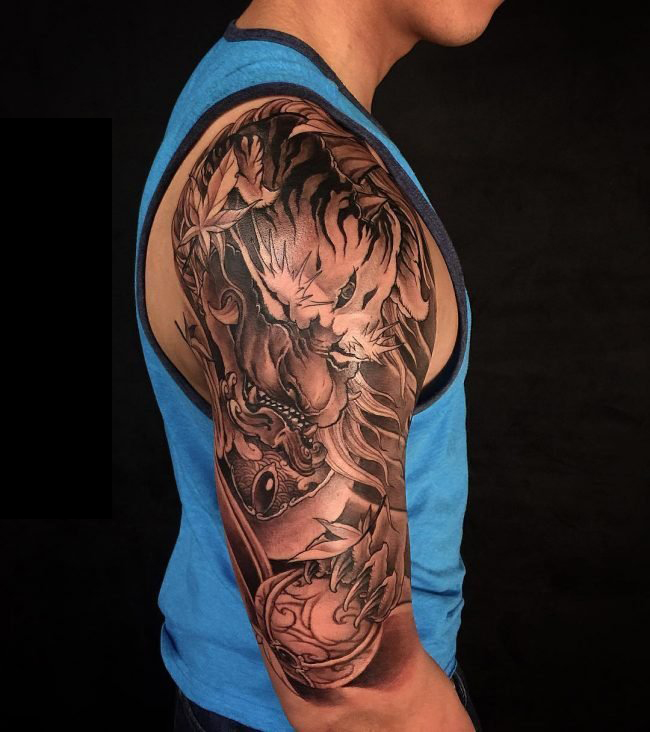 点击大图看下一张：男生手臂上黑灰素描点刺技巧创意福犬纹身图片