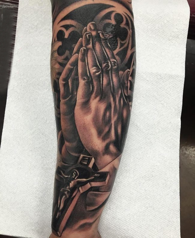点击大图看下一张：男生手臂上黑灰素描点刺技巧创意祈祷之手纹身图片