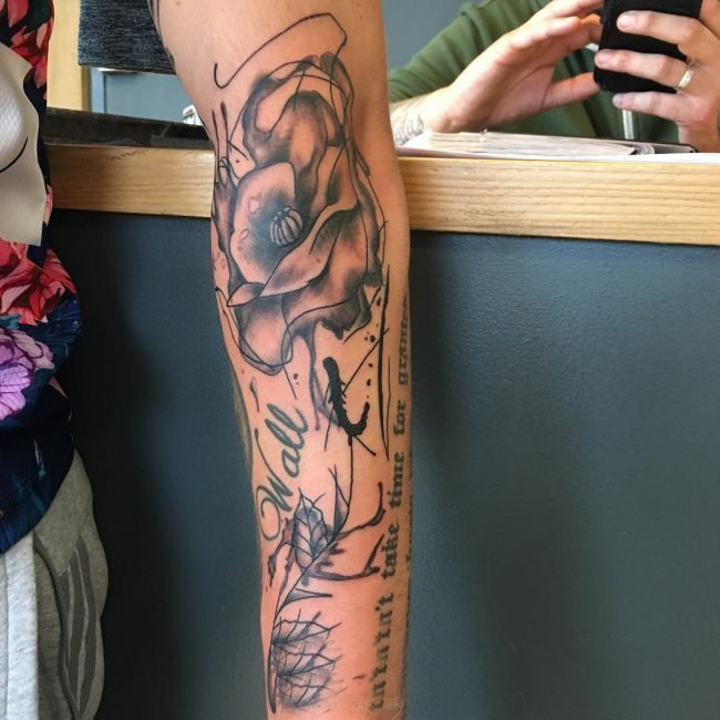 点击大图看下一张：男生手臂上黑灰素描点刺技巧创意唯美花朵纹身图片