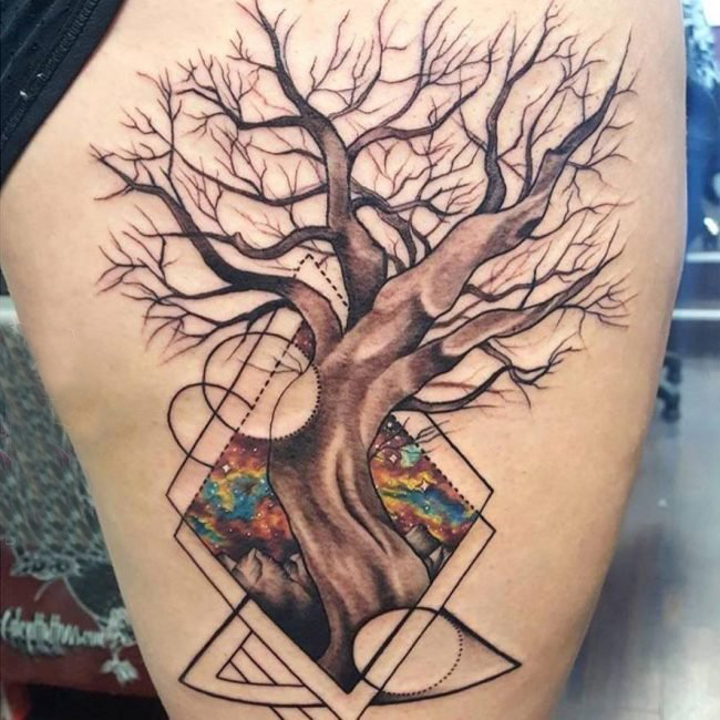 点击大图看下一张：女生大腿上黑灰素描点刺技巧创意生命树纹身图片
